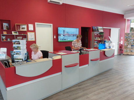 2 Mitarbeiterinnen am Counter der Stadtinfo Prenzlau