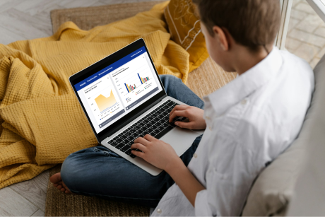 Nutzer betrachtet Tourismusgrafiken