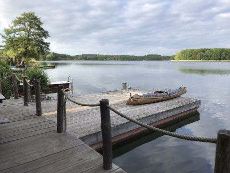 Foto von einem Bootssteg mit Canadier