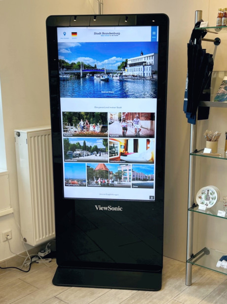 Digitale Stele in der Tourist Information zeigt Erlebnisse in der Umgebung