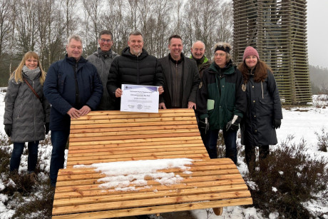 Gruppe mit Zertifikat am Aussichtsturm in der Kyritz-Ruppiner-Heide