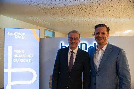 Staatssekretär Hendrik Fischer mit dem neuen Geschäftsführer Christian Woronka