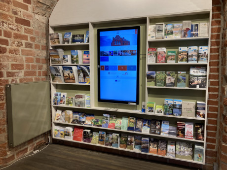 Blick auf die Prospektwand mit integriertem digitalem Bildschirm Touristinformation Burg Storkow