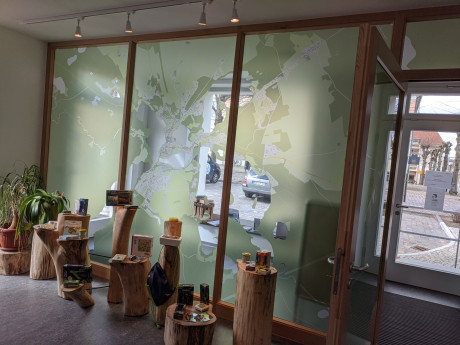 Glaswandgestaltung mit Landkartenmotiven in der Touristinformation in Lychen