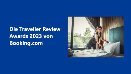 Text: Traveller Awards 2023 booking.com auf blauem Hintergrund und Foto eines Hotelzimmers bei dem eine Mitarbeiterin das Bett macht