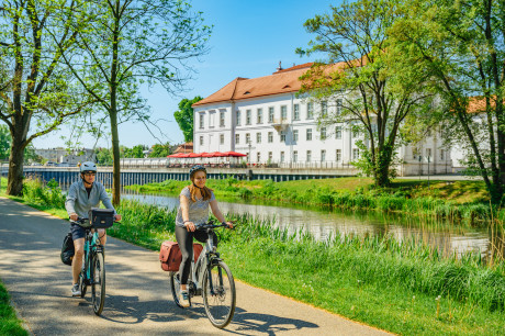 Foto von 2 Fahrradfahrern vor Schloss Oranienburg