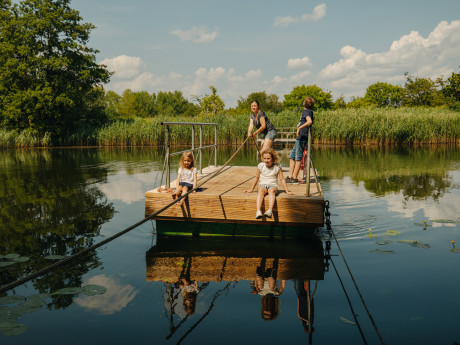Foto von einer Familie auf einem Floss