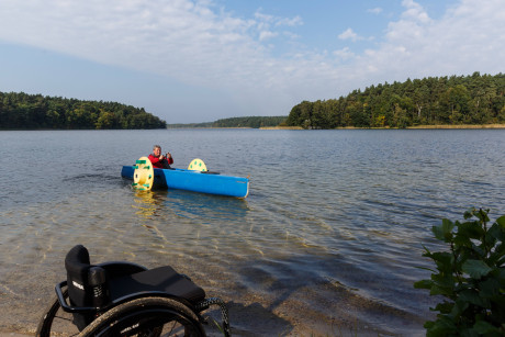Foto von Rollstuhlfahrer im Kanu