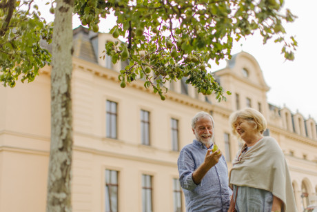 Foto von Spaziergängern vor Schloss Ribbeck