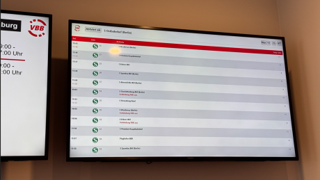Monitor mit VBB Abfahrtszeitenanzeige