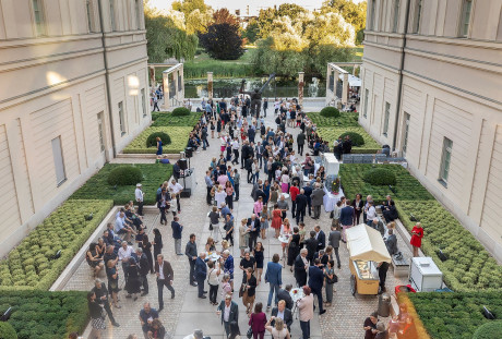 viele Menschen bei Veranstaltung im Außenbereich des Museum Barberini, Potsdam