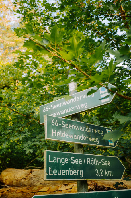 Foto von Wegweiser am 66 Seen Weg