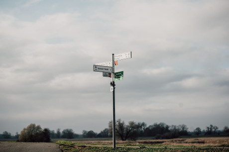 Wegweiser auf dem Elberadweg
