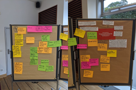 Karten mit touristischen Begriffen an einer Pinnwand