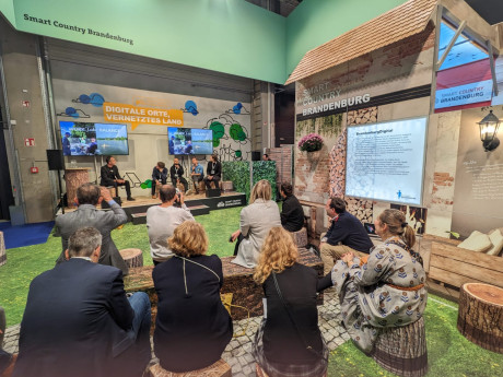 Blick auf die Bühne mit Referenten beim Smart Country Convention