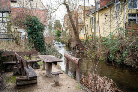 Herbst/Winterstimmung in Buckow mit Holzbänken am Wasser