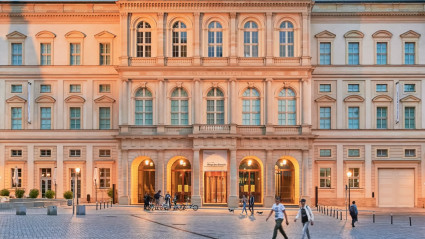 Ansicht des Museum Barberini in Potsdam am Abend