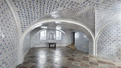 Geschwungenes Gewölbe des Fliesensaals im Schloss Caputh