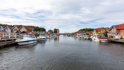 Ferenhäuser mit Bootssteg, Hafendorf Rheinsberg