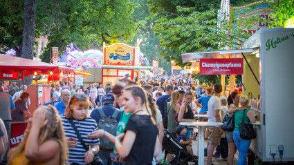 viele Menschen an Verkaufsständen beim Hussitenfest in Bernau bei Berlin