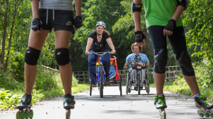 Inlineskater, Radfahrer und Handbiker auf der Flaemingskate