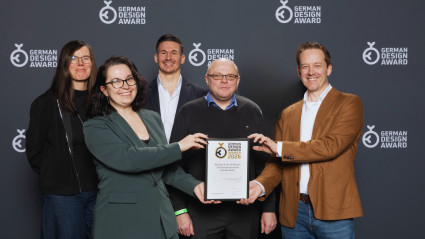 Ein Team von Kopfarbyte und der TMB nehmen den German Design Award entgegen