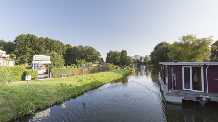 Foto vom Hausboot an der Schleuse Himmelpfort