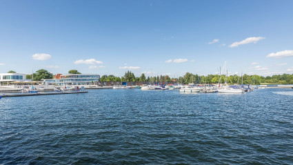Stadthafen Senftenberg vom Wasser aus mit Bootsstegen