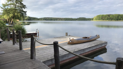 Foto von einem Bootssteg mit Canadier
