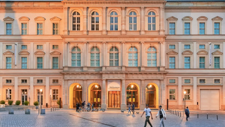 Ansicht des Museum Barberini in Potsdam am Abend