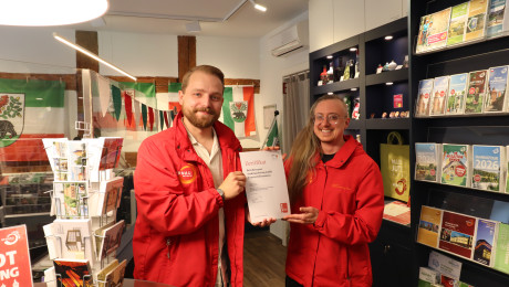 Foto von Tourist-Information Bernau erhält erneut i-Marke des DTV: Nils Lönnies und Devin Martini mit Urkunde