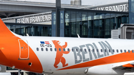 Ein Flugzeug mit dem Berliner Bär- Logo vor dem Flughaben Berlin-Brandenburg