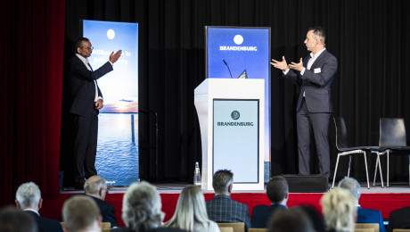 Dr. Feige und Dr. Zimmer auf der Bühne des Brandenburgischen Tourismustags