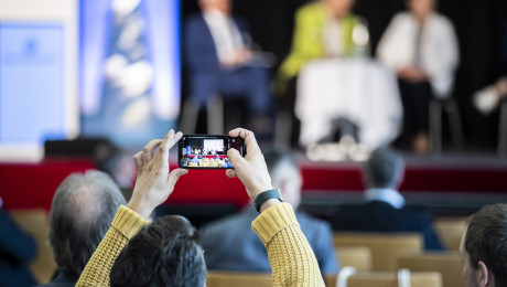 Smartphone, das das Podium des Brandenburgischen Tourismustages aufnimmt