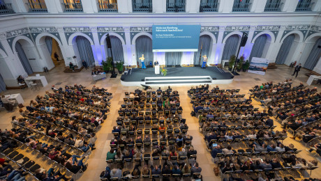 Foto von oben auf den großen Veranstaltungssaal