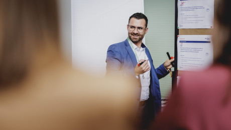 Referent an einem Flipchart in einer Session beim Tourismstag 2025