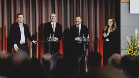Christian Woronka, Geschäftsführer der TMB Tourismus-Marketing Brandenburg GmbH, udger Weskamp, Geschäftsführender Präsident des Ostdeutschen Sparkassenverbandes, Wirtschaftsminister Daniel Keller und Moderatorin auf der Bühne beim Brandenburgischen Tourismustag 2025