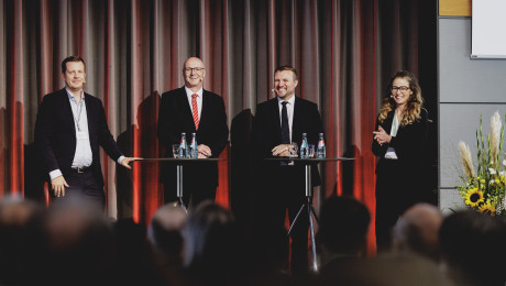 Christian Woronka, Geschäftsführer der TMB Tourismus-Marketing Brandenburg GmbH, udger Weskamp, Geschäftsführender Präsident des Ostdeutschen Sparkassenverbandes, Wirtschaftsminister Daniel Keller und Moderatorin auf der Bühne beim Brandenburgischen Tourismustag 2025