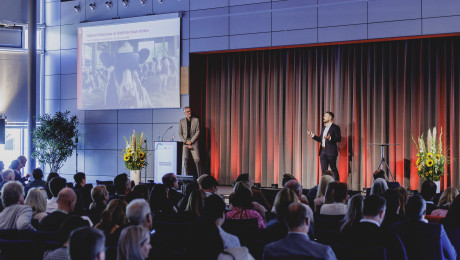 Karsten Heinsohn und Moritz Sporer, dwif-Consulting GmbH auf der Bühne