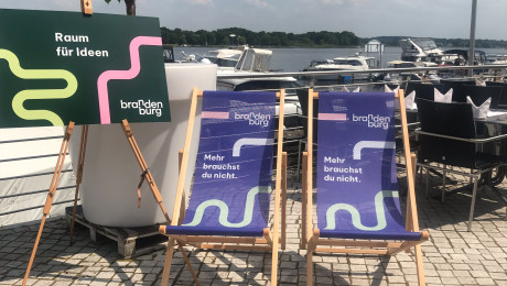 Foto von zwei gebrandeten Liegestühlen an der Havel