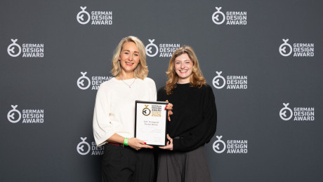 Mitarbeiterinnen von Teamgeist bei der Preisübergabe des German Design Award in Frankfurt