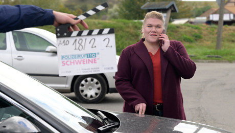 Szene mit Filmklappe vom Dreh Polizeiruf 110 "Schweine"