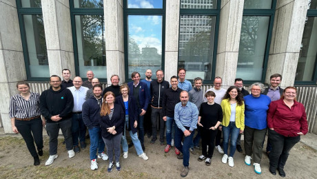 alle Partner und Beteiligte des Projekts DIANA - T vor Gebäude