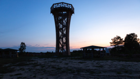Aussichtsturm in der Kyritzer Ruppiner Heide vor Abendhimmel
