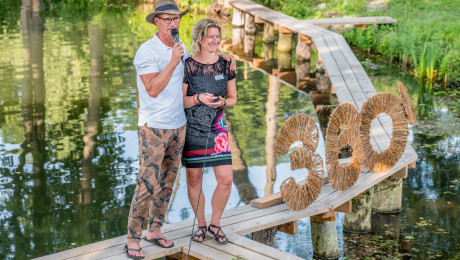 Michael und Isabel Haufe auf einem Steg am Wasser