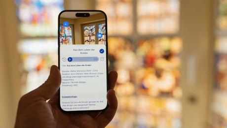 Ein Smartphone mit der App eines AR-Demonstrators