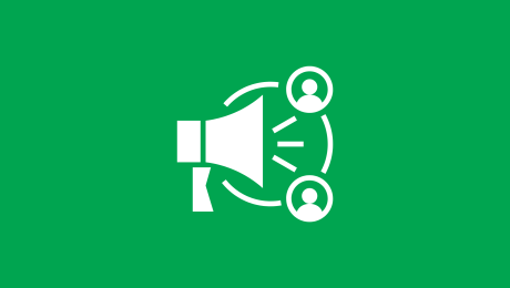 Megafon auf grünem Grund