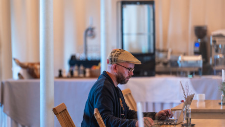 Foto von Person am Laptop im Gut Boltenhof