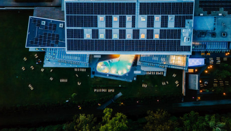 Luftbildaufnahme der Spreewald Therme in Burg im Spreewald
