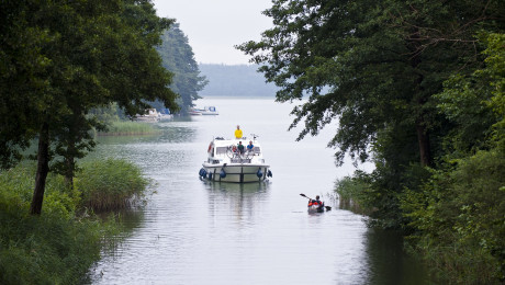 Bootsfahrer auf dem Wasser